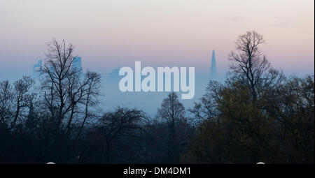 Londres, Royaume-Uni. 11 décembre 2013. Le bâtiment le plus élevé de l'Europe de l'Ouest 'Le tesson' se distingue au-dessus d'une couche de brouillard dans le soir tombe. Vue de Waterlow Park à Highgate, au nord de Londres. Photo : Nick Savage/Alamy Live News Banque D'Images