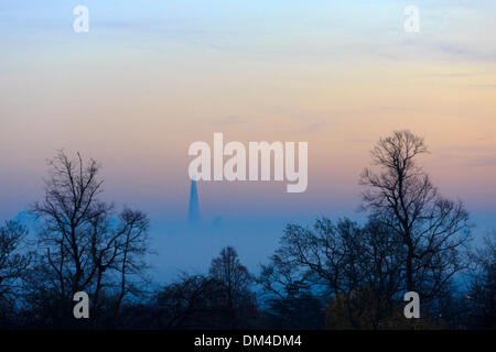 Londres, Royaume-Uni. 11 décembre 2013. Le bâtiment le plus élevé de l'Europe de l'Ouest 'Le tesson' se distingue au-dessus d'une couche de brouillard dans le soir tombe. Vue de Waterlow Park à Highgate, au nord de Londres. Photo : Nick Savage/Alamy Live News Banque D'Images