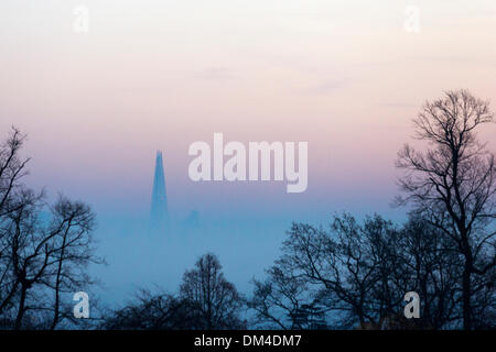 Londres, Royaume-Uni. 11 décembre 2013. Le bâtiment le plus élevé de l'Europe de l'Ouest 'Le tesson' se distingue au-dessus d'une couche de brouillard dans le soir tombe. Vue de Waterlow Park à Highgate, au nord de Londres. Photo : Nick Savage/Alamy Live News Banque D'Images