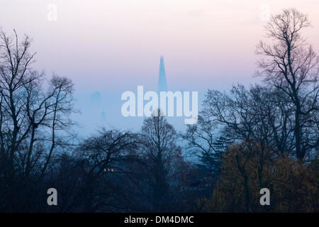 Londres, Royaume-Uni. 11 décembre 2013. Le bâtiment le plus élevé de l'Europe de l'Ouest 'Le tesson' se distingue au-dessus d'une couche de brouillard dans le soir tombe. Vue de Waterlow Park à Highgate, au nord de Londres. Photo : Nick Savage/Alamy Live News Banque D'Images