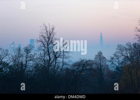 Londres, Royaume-Uni. 11 décembre 2013. Le bâtiment le plus élevé de l'Europe de l'Ouest 'Le tesson' se distingue au-dessus d'une couche de brouillard dans le soir tombe. Vue de Waterlow Park à Highgate, au nord de Londres. Photo : Nick Savage/Alamy Live News Banque D'Images