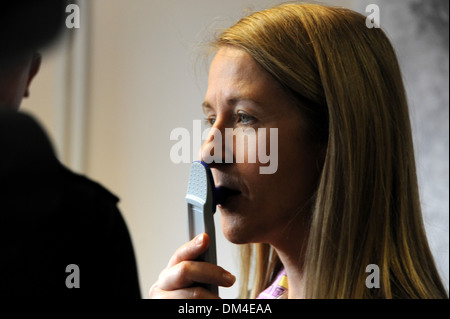 Katie Bourne, commissaire de police de Sussex, à l'aide d'un écouvillon de dépistage de drogues kit pour aider à promouvoir une campagne anti-drogue à un photocall Banque D'Images