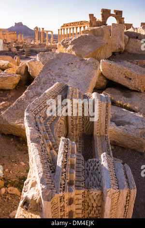 Les détails architecturaux avec arc monumental en arrière-plan dans les ruines de Palmyre, Syrie Banque D'Images