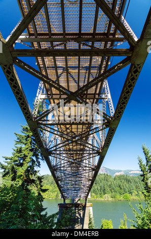 Vue de dessous le pont des dieux s'exécutant sur le fleuve Columbia et la connexion de l'Oregon à Washington Banque D'Images