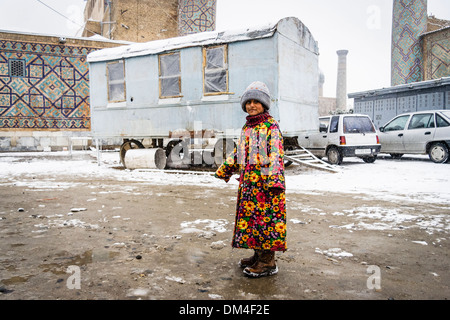 Portrait coloré de l'Ouzbek petite fille sur un jour de neige. Samarkand, Ouzbékistan Banque D'Images