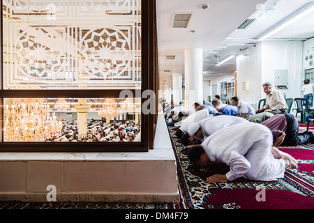 Fidèles musulmans priant dans une mosquée moderne énorme à Damas. La Syrie Banque D'Images