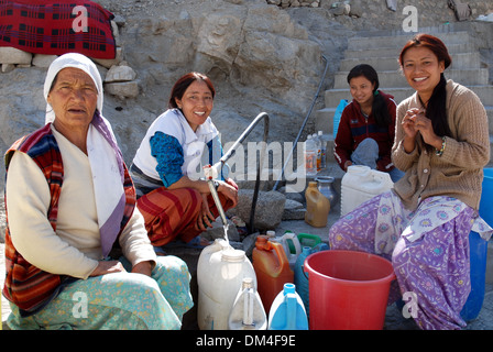 Leh, Ladakh, Inde - 19 juillet 2009 : les femmes à Leh patienter pendant le remplissage des contenants en plastique de l'eau potable à une pompe publique Banque D'Images