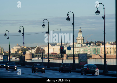 La Russie, St Petersburg, vue de la Kunstkamera Dvortsovaya nab vers sur l'île Vassilievski Banque D'Images