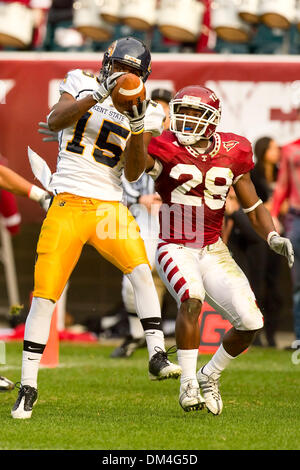 Kent State Golden Flash récepteur large Kendrick Pressley (15) faire de la capture de toucher des roues en face de Temple Owls corner Marquise Liverpool (28) au cours de la NCAA football match entre la Kent State Golden Flash et le Temple Owls au Lincoln Financial Field à Philadelphie, Pennsylvanie. Les hiboux battre le Golden Flash, 47-13. (Crédit Image : © Chris/Szagola ZUMApre Southcreek/mondial Banque D'Images