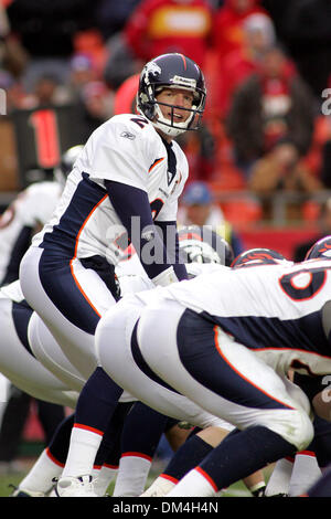 Denver Broncos quarterback Chris Simms (2) ressemble à la ligne de côté au cours de la NFL football match entre les Chiefs de Kansas City et les Denver Broncos au Arrowhead Stadium de Kansas City, Missouri. Les Broncos battre les Chiefs 44-13. (Crédit Image : © Jacob Paulsen/global/ZUMApress.com) Southcreek Banque D'Images