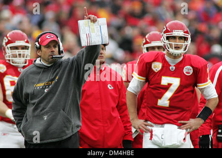 Kansas City Chiefs entraîneur en chef Todd Haley avec Kansas City Chiefs Quarterback Matt Cassel (7) au cours de la NFL football match entre les Chiefs de Kansas City et les Bills de Buffalo au Arrowhead Stadium de Kansas City, Missouri. Les projets de conduire les chefs 10-3 (crédit Image : © Jacob Paulsen/global/ZUMApress.com) Southcreek Banque D'Images