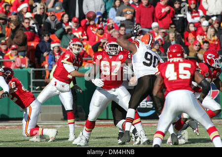 Kansas City Chiefs Quarterback Matt Cassel (7) passe à Kansas City Chiefs tight end Leonard Pope (45) au cours de la NFL football match entre les Chiefs de Kansas City et le Cleveland Browns au Arrowhead Stadium de Kansas City, Missouri. À la moitié de la tête des chefs le Browns 24-20 (crédit Image : © Jacob Paulsen/global/ZUMApress.com) Southcreek Banque D'Images