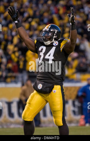 20 Décembre : Pittsburgh Steelers Rashard Mendenhall (34) célèbre après avoir marqué un touché au cours de la NFL football match entre les Packers de Green Bay et les Steelers de Pittsburgh au Heinz Field de Pittsburgh, Pennsylvanie. Les Steelers a marqué le but gagnant touchdown comme du temps écoulé à l'encontre de l'Abattoir 37..crédit obligatoire - Frank Jansky / Southcreek Global. (Crédit Imag Banque D'Images