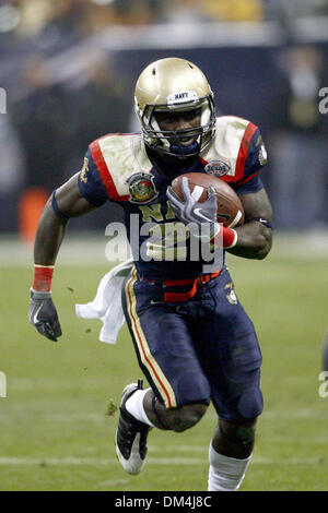 Les aspirants de marine l'Enclencher Gee Gee Greene (21) porte la balle à travers la défense du Missouri. 35 marine défait le Missouri à 13 dans le bol du Texas le 31 décembre 2009 au Reliant Stadium de Houston au Texas. (Crédit Image : © Anthony Vasser/ZUMApress.com) Southcreek/mondial Banque D'Images