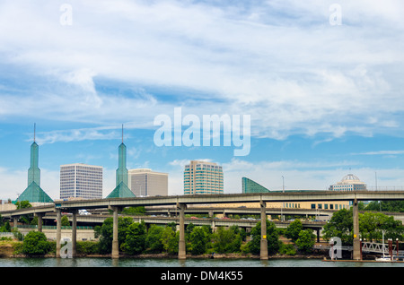 La ville de Portland, Oregon Convention Center et de l'infrastructure de près de la rivière Willamette Banque D'Images