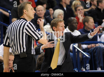 1568 entraîneur en chef Mark peu, droite, plaide sa cause avec arbitre Greg Nixon durant la seconde moitié d'un jeu de basket-ball universitaire NCAA contre San Diego tenue à l'McCarthey Athletic Center à Spokane WA. 1568 irait sur San Deigo défaite avec un score final de 82-65. James Snook / Southcreek Global (Image Crédit : © James Snook/ZUMApress.com) Southcreek/mondial Banque D'Images