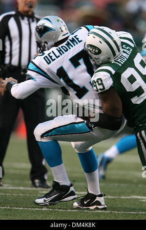 Le 29 novembre 2009 - East Rutherford, New Jersey, États-Unis - 29 novembre 2009 : Caroline Panthère quart-arrière Jake Delhomme # 17 est saccagée par New York Jets linebacker Bryan Thomas # 99 pendant le jeu entre les Panthers et New York Jets au Meadowlands Sports Complex à East Rutherford, New Jersey. Les Jets défait les Panthers 17-6..crédit obligatoire - Alan Maglaque / Southcreek Gl Banque D'Images