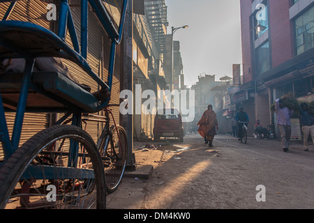 Ruelles étroites pleines de vie et d'interaction dans le district de Paharganj à New Delhi Banque D'Images