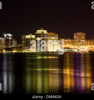 Temps de nuit vue sur le front de mer de Halifax, Nouvelle-Écosse, vue du côté de Dartmouth. Banque D'Images