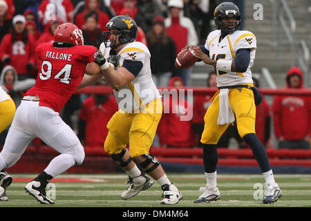 Le 5 décembre, 2009 - Piscataway, New Jersey, États-Unis - 05 décembre 2009 ; Piscataway, New Jersey : West Virginia quarterback Jarrett Brown # 16 se prépare à lancer au cours de la NCAA football match entre le West Virginia Mountaneers et la Rutgers Scarlet Knights a joué à la Rutgers Stadium à Piscataway, New Jersey. À la demie, les alpinistes dirige le Scarlet Knights 14-3..Crédit obligatoire : Alan Banque D'Images