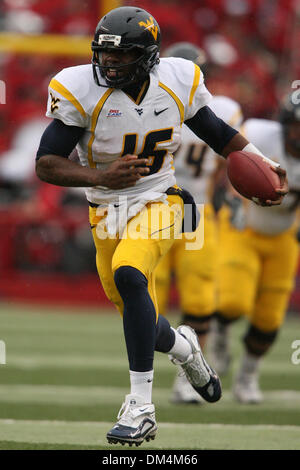 Le 5 décembre, 2009 - Piscataway, New Jersey, États-Unis - 05 décembre 2009 ; Piscataway, New Jersey : Mountaneers quarterback Jarrett Brown # 16 se précipite la balle pendant la NCAA football match entre le West Virginia Mountaneers et la Rutgers Scarlet Knights a joué à la Rutgers Stadium à Piscataway, New Jersey. À la demie, les alpinistes dirige le Scarlet Knights 14-3..Crédit obligatoire : Alan Mag Banque D'Images