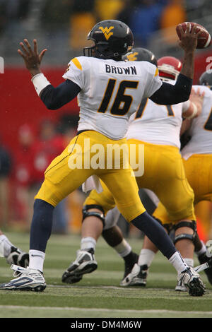 Le 5 décembre, 2009 - Piscataway, New Jersey, États-Unis - 05 décembre 2009 ; Piscataway, New Jersey : West Virginia quarterback Jarrett Brown # 16 lance la balle au cours de la NCAA football match entre le West Virginia Mountaneers et la Rutgers Scarlet Knights a joué à la Rutgers Stadium à Piscataway, New Jersey. Les alpinistes défait la Scarlet Knghts 24-21..Crédit obligatoire : Alan Maglaque Banque D'Images