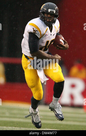 Le 5 décembre, 2009 - Piscataway, New Jersey, États-Unis - 05 décembre 2009 ; Piscataway, New Jersey : West Virginia quarterback Jarrett Brown # 16 sur un gardien au cours de la NCAA football match entre le West Virginia Mountaneers et la Rutgers Scarlet Knights a joué à la Rutgers Stadium à Piscataway, New Jersey. Les alpinistes défait la Scarlet Knghts 24-21..Crédit obligatoire : Alan Maglaque / Banque D'Images