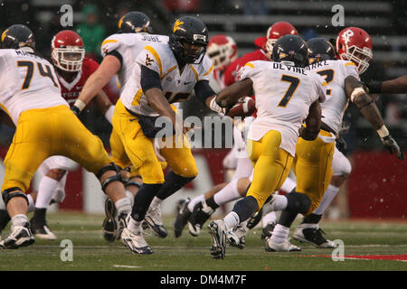 Le 5 décembre, 2009 - Piscataway, New Jersey, États-Unis - 05 décembre 2009 ; Piscataway, New Jersey : West Virginia quarterback Jarrett Brown # 16 mains au large de la Virginie de l'ouest d'utiliser de nouveau Noel Devine # 7 au cours de la NCAA football match entre le West Virginia Mountaneers et la Rutgers Scarlet Knights a joué à la Rutgers Stadium à Piscataway, New Jersey. Les alpinistes défait les Knght écarlate Banque D'Images