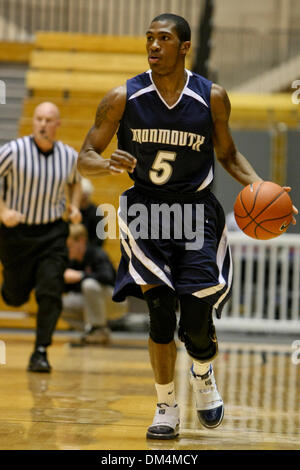 16 déc., 2009 - Princeton, New Jersey, États-Unis - 16 décembre 2009 : Monmouth guard Whitney Coleman # 5 prend la balle en place de la cour au cours de l'action de jeu entre les Hawks et Monmouth Tigers de Princeton tenue au gymnase 1130 Broadway à Princeton, New Jersey. Le Monmouth Hawks sentiers la Princeton Tigers 20-17 à la moitié. Crédit obligatoire . : Alan Maglaque / Southcreek Global (Image Crédit : © Banque D'Images