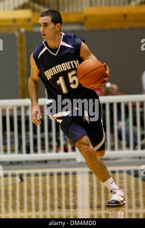 16 déc., 2009 - Princeton, New Jersey, États-Unis - 16 décembre 2009 : James garde Monmouth Hett # 15 se précipite jusqu'à la cour pendant l'action de jeu entre les Hawks et Monmouth Tigers de Princeton tenue au gymnase 1130 Broadway à Princeton, New Jersey. Le Monmouth Hawks sentiers la Princeton Tigers 20-17 à la moitié. Crédit obligatoire . : Alan Maglaque / Southcreek Global (Image Crédit : © Southcreek Banque D'Images