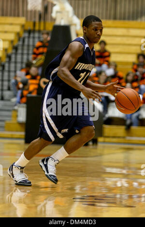 16 déc., 2009 - Princeton, New Jersey, États-Unis - 16 décembre 2009 : Monmouth garde va Campbell # 10 œuvres du périmètre au cours de l'action de jeu entre les Hawks et Monmouth Tigers de Princeton tenue au gymnase 1130 Broadway à Princeton, New Jersey. Le Monmouth Hawks sentiers la Princeton Tigers 20-17 à la moitié. Crédit obligatoire . : Alan Maglaque / Southcreek Global (Image Crédit : © Southcre Banque D'Images