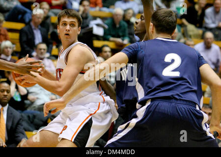 16 déc., 2009 - Princeton, New Jersey, États-Unis - 16 décembre 2009 : Centre de Princeton Pawel Buczak # 55 est entouré de Monmouth humains au cours de l'action de jeu entre les Hawks et Monmouth Tigers de Princeton tenue au gymnase 1130 Broadway à Princeton, New Jersey. Les Tigers de Princeton a défait les Hawks 46 - 42 Monmouth. Crédit obligatoire . : Alan Maglaque / Southcreek Global (Image Crédit : © Banque D'Images