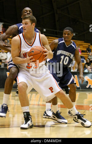 16 déc., 2009 - Princeton, New Jersey, États-Unis - 16 décembre 2009 : Princeton guard Dan Mavraides # 33 disques durs pour le panier au cours d'action de jeu entre les Hawks et Monmouth Tigers de Princeton tenue au gymnase 1130 Broadway à Princeton, New Jersey. Les Tigers de Princeton a défait les Hawks 46 - 42 Monmouth. Crédit obligatoire . : Alan Maglaque / Southcreek Global (Image Crédit : © Southcreek Glo Banque D'Images