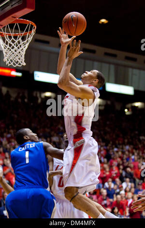 Université du Nouveau Mexique guard Darington Hobson (1) prend la balle pour deux. L'Université de New Mexico Lobos orge pressé par avec une victoire contre l'Université Creighton 61 au Pitt à Albuquerque, Nouveau Mexique. Les Lobos sont 12-0 et ont la plus longue série de victoires dans le pays. (Crédit Image : © Long Nuygen/global/ZUMApress.com) Southcreek Banque D'Images