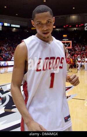 Université du Nouveau Mexique guard Darington Hobson (1) qui pose pour la caméra. L'Université de New Mexico Lobos orge pressé par avec une victoire contre l'Université Creighton 61 au Pitt à Albuquerque, Nouveau Mexique. Les Lobos sont 12-0 et ont la plus longue série de victoires dans le pays. (Crédit Image : © Long Nuygen/global/ZUMApress.com) Southcreek Banque D'Images