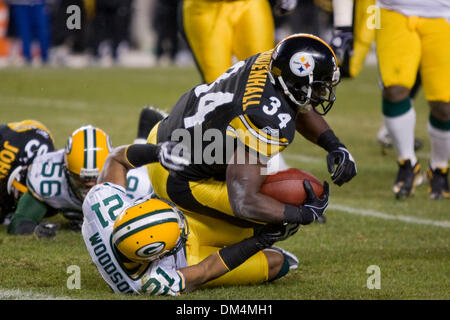 20 Décembre : Pittsburgh Steelers Rashard Mendenhall (34) est abordé par Green Bay Packers Charles Woodson (21) au cours de la NFL football match entre les Packers de Green Bay et les Steelers de Pittsburgh au Heinz Field de Pittsburgh, Pennsylvanie. Les Steelers a marqué le but gagnant touchdown comme du temps écoulé à l'encontre de l'Abattoir 37..crédit obligatoire - Frank Jansky / Southcreek Glob Banque D'Images