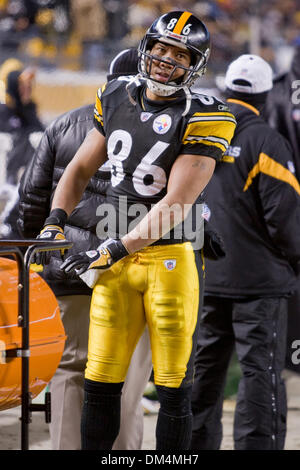 20 Décembre : Pittsburgh Steelers Hines Ward (86) se réchauffe à l'écart au cours de la NFL football match entre les Packers de Green Bay et les Steelers de Pittsburgh au Heinz Field de Pittsburgh, Pennsylvanie. Les Steelers a marqué le but gagnant touchdown comme du temps écoulé à l'encontre de l'Abattoir 37..crédit obligatoire - Frank Jansky / Southcreek Global. (Crédit Image : © Frank Jansky/S Banque D'Images