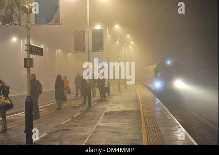 Twickenham, London, UK. 11 décembre 2013. Un train s'approche de la gare de Twickenham est baignée dans le brouillard. Crédit : Matthieu Chattle/Alamy Live News Banque D'Images
