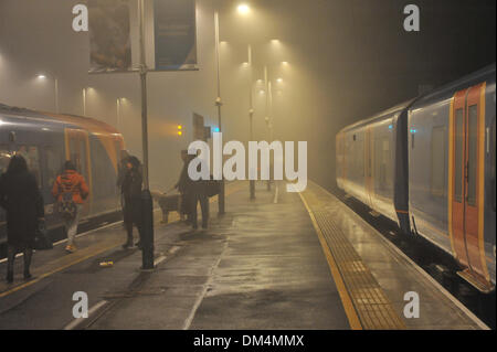 Twickenham, London, UK. 11 décembre 2013. Un train s'approche de la gare de Twickenham est baignée dans le brouillard. Crédit : Matthieu Chattle/Alamy Live News Banque D'Images