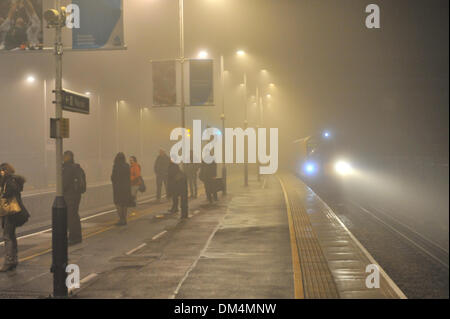 Twickenham, London, UK. 11 décembre 2013. Un train s'approche de la gare de Twickenham est baignée dans le brouillard. Crédit : Matthieu Chattle/Alamy Live News Banque D'Images