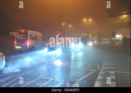 Twickenham, London, UK. 11 décembre 2013. L'heure de pointe comme Twickenham est baignée dans le brouillard. Crédit : Matthieu Chattle/Alamy Live News Banque D'Images