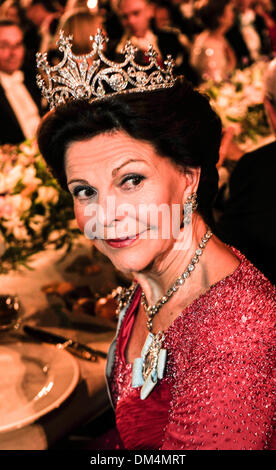 La Reine Silvia de Suède , qui sera de 70 au 23 décembre 2013 est vu ici à la Prix Nobel banquet en l'Hôtel de Ville de Stockholm le 10 décembre 2013 Banque D'Images