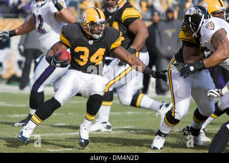 27 Décembre 2009 : Pittsburgh Steelers Rashard Mendenhall (34) exécute la NFL football pendant le match de football entre les Ravens de Baltimore et les Steelers de Pittsburgh au Heinz Field de Pittsburgh, Pennsylvanie. Les Steelers a vaincu les Ravens 23-20..crédit obligatoire - Frank Jansky / Southcreek Global. (Crédit Image : © Frank Jansky/global/ZUMApress.com) Southcreek Banque D'Images