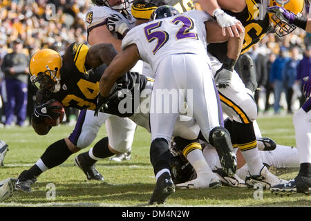 27 Décembre 2009 : Pittsburgh Steelers Rashard Mendenhall (34) se jette pour la zone d'en-but pour marquer un touché au cours de la NFL football match entre les Ravens de Baltimore et les Steelers de Pittsburgh au Heinz Field de Pittsburgh, Pennsylvanie. Les Steelers a vaincu les Ravens 23-20..crédit obligatoire - Frank Jansky / Southcreek Global. (Crédit Image : © Frank Jansky/global/Southcreek ZUMA Banque D'Images
