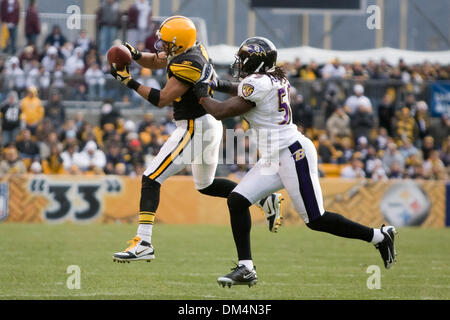 27 Décembre 2009 : Pittsburgh Steelers Hines Ward (86) fait une capture bondissant contre Baltimore Ravens Dannell Ellerbe (59) au cours de la NFL football match entre les Ravens de Baltimore et les Steelers de Pittsburgh au Heinz Field de Pittsburgh, Pennsylvanie. Les Steelers a vaincu les Ravens 23-20..crédit obligatoire - Frank Jansky / Southcreek Global. (Crédit Image : © Frank Jansky/Southcr Banque D'Images