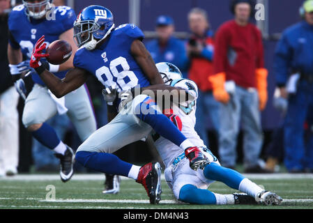 27 déc., 2009 - East Rutherford, New Jersey, États-Unis - 27 décembre 2009 : New York Giants receveur Hakeem Nicks # 88 tient à la balle après sa réception pendant le match entre les Panthers et les Giants de New York au Giants Stadium à East Rutherford, New Jersey. Les Panthers entraîne les Giants 24-0 à la moitié..crédit obligatoire - Alan Maglaque / Southcreek (crédit global Banque D'Images