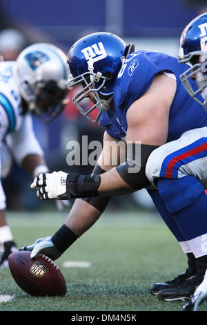 27 déc., 2009 - East Rutherford, New Jersey, États-Unis - 27 décembre 2009 : New York Giants center Shaun O'Hara # 60 se prépare pour prendre la balle pendant le jeu entre les Panthers et les Giants de New York au Giants Stadium à East Rutherford, New Jersey. Les Panthers entraîne les Giants 24-0 à la moitié..crédit obligatoire - Alan Maglaque / Southcreek Global (Image Crédit : © Southcreek G Banque D'Images