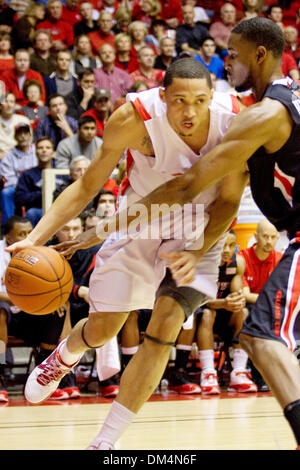 Une Université du Nouveau Mexique l'avant garde/Darington Hobson (1) conduire la boule dans. L'Université de New Mexico Lobos a montré aucune pitié contre Texas Tech University, gagnant 75-90 au Pitt à Albuquerque, Nouveau Mexique. (Crédit Image : © Long Nuygen/global/ZUMApress.com) Southcreek Banque D'Images