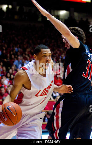 Une Université du Nouveau Mexique l'avant garde/Darington Hobson (1) s'infiltre sous l'avant Darko Cohadarevic (31). L'Université de New Mexico Lobos a montré aucune pitié contre Texas Tech University, gagnant 75-90 au Pitt à Albuquerque, Nouveau Mexique. (Crédit Image : © Long Nuygen/global/ZUMApress.com) Southcreek Banque D'Images