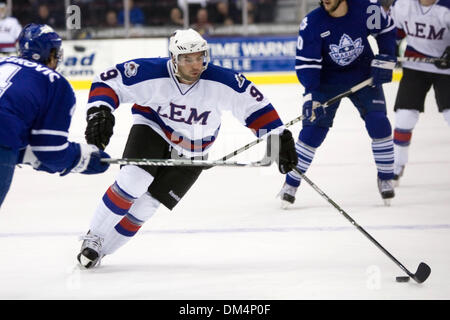29 Janvier 2010 : le lac Érié Monstres Philippe Dupuis (9) avec la rondelle au cours de la première période de ce match de la Ligue américaine de hockey entre le Toronto Marlies et le lac Erie Monsters joué au Quicken Loans Arena de Cleveland, OH. Les Monstres, portant des uniformes spéciaux pour commémorer le 1980 l'équipe de hockey olympique US, défait les Marlies 6-3..Crédit obligatoire : Frank Jansky / Sout Banque D'Images